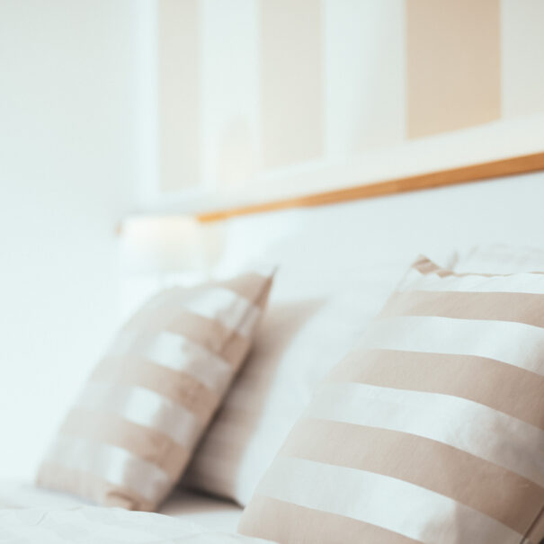 Bett mit Pölstern in der Pension Auszeit